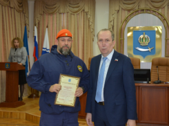 Игорь Седов наградил пожарных за спасение жильцов обрушившегося дома