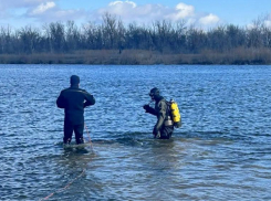 В реке под Астраханью в затонувшей легковушке искали тело