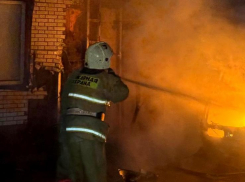 В селе под Астраханью из-за машины сгорел автосервис