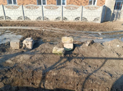 Жители астраханского села годами живут в болоте: починить трубу им только обещают