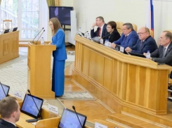 Сенатор РФ Елена Бибикова заслушала отчёты о проделанной работе от астраханских депутатов 
