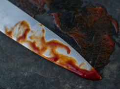 Астраханец следил за женой и напал с ножом на соперника