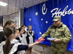 Астраханский Дед Мороз спецназначения привез подарки запорожским детям