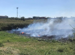 В Астраханской области 4,5 часа горит камыш