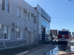 В крупном автомобильном сервисе Астрахани произошел пожар