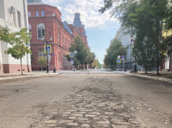 В Астрахани на улице Советской обнаружили булыжную мостовую