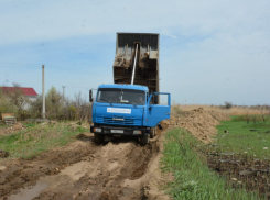 Астраханцев поймали за разрушением укрепленной дороги в Ленинском районе