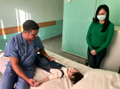 «Рука отекла и посинела»: астраханские медики спасли девочку от ампутации