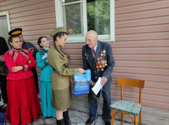 В Астрахани «Фронтовая бригада» спела для 100-летнего ветерана