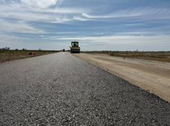 В Астраханской области ремонтируют важный участок дороги