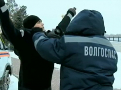 В Астрахани достали тело утонувшего рыбака