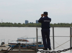Под Астраханью перевернулась лодка с людьми, одну женщину ищут