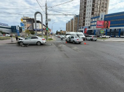 В Астрахани в жестком ДТП пострадала маленькая девочка: что произошло на дороге