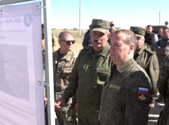 Дмитрий Медведев проследил за испытанием военной техники на астраханском полигоне