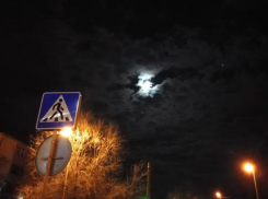 В Астрахани пьяный подросток украл телефон и нанес тяжкий вред прохожему