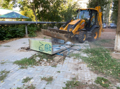 В Астрахани начали демонтаж старых бетонных конструкций на детских площадках