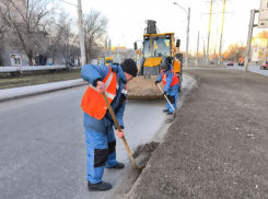 В Астрахани активизировали уборку тротуаров и дорог с приходом весны