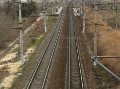 Астраханец на электросамокате столкнулся с поездом в Санкт-Петербурге и погиб