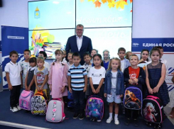 Игорь Бабушкин вручил первые портфели первоклассникам Астраханской области