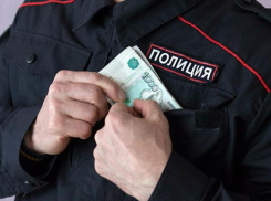 В Астрахани бывшего полицейского будут судить за мошенничество 