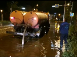 В Астрахани коммунальщики откачали за ночь 380 кубометров дождевой воды