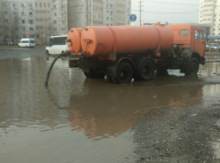 С улиц Астрахани откачали 370 тысяч литров дождевой воды 