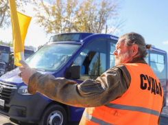 Водители астраханских автобусов устроили соревнования между собой