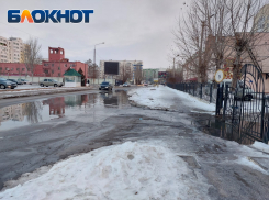 В Астрахани целую улицу залило содержимым канализации, а рядом мальчик провалился в зловонную жижу