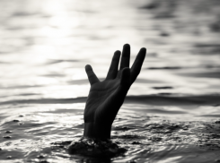 Пробывшую в воде два часа 21-летнюю астраханку спасли пожарные