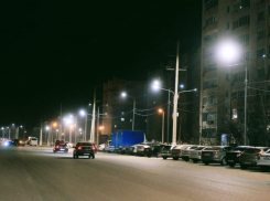На улицах Астрахани устанавливают протяженные линии освещения