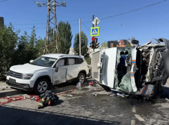В Астрахани пожарно-спасательная машина опрокинулась в ДТП: есть пострадавший