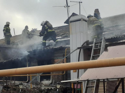 В Приволжском районе Астраханской области горит жилой одноэтажный дом