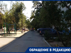 В Советском районе Астрахани большегрузы ломают деревья и пугают детей