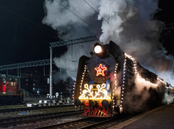 Поезд Деда Мороза на железнодорожном вокзале увидели вживую 7 тысяч астраханцев