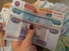 Пострадавшей от мошенника астраханке вернут украденные деньги с процентами