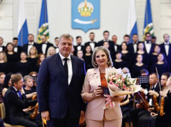 Жители Астраханской области получили награды из рук губернатора ко Дню России