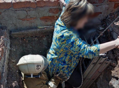 На севере Астраханской области женщина упала в 4-метровый колодец