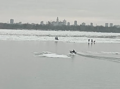 В Астрахани спасли семерых рыбаков, застрявших на дрейфующей льдине