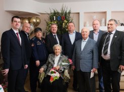 Игорь Мартынов поздравил со 100-летним юбилеем почетного ветерана города Астрахани Валентину Стрыгину