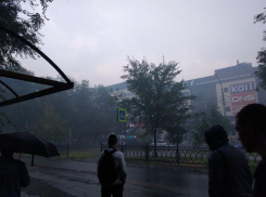 Астраханцы не могут понять, откуда пришли гарь и смог