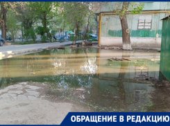 В Астрахани территория за магазином «Полёт» уже два года залита фекалиями