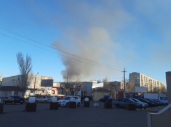 Под Астраханью в селе Кулаковка горит 800 квадратных метров камыша