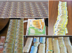 В аэропорту астраханские таможенники изымают у иностранцев и россиян наличные