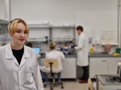 Школьница из Астрахани помогла учёным добыть ток из бактерий