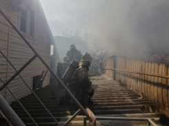 В центре Астрахани 19 огнеборцев тушат крупный пожар