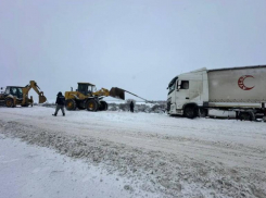 Астраханские госавтоинспекторы спасли водителей из снежного плена