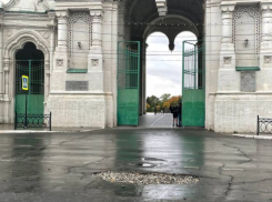 Дыру в асфальте у входа в Астраханский кремль засыпали гравием