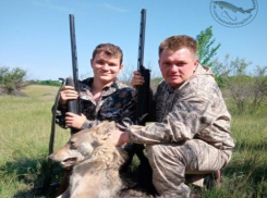  Астраханские охотники выследили и убили опасного волка 