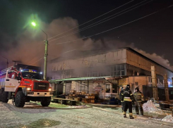 Около полуночи в Астрахани загорелись торговые павильоны Татар-базара. Видео