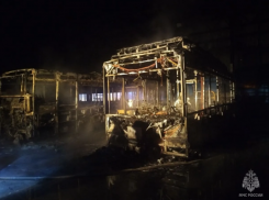 В Астрахани горел таксомоторный парк: пламя уничтожило два автобуса